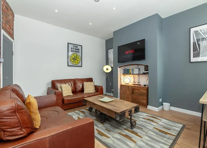 Park House - Large 3 Bedroom Victorian House, 10 Mins From Manchester
